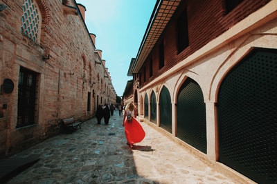 Walking in the alleys of women during the day
